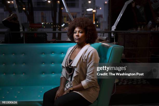 Ariane Carlos receptionist at Retro Hair, hair salon localized at Rua Augusta, downtown of Sao Paulo. Ariane went through the capillary transition....