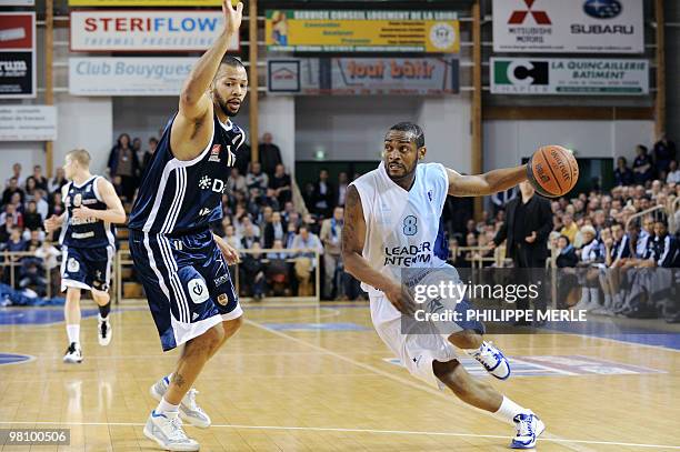 Graveline�s forward Cyril Akpomedah vies with Roanne's guard Ralph Mims during their French ProA basket-ball match Roanne vs Gravelines on March 28,...