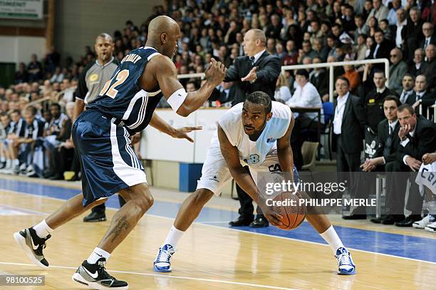 Graveline�s guard Tony Stanley vies with Roanne's guard Ralph Mims during their French ProA basket-ball match Roanne vs Gravelines on March 28, 2010...