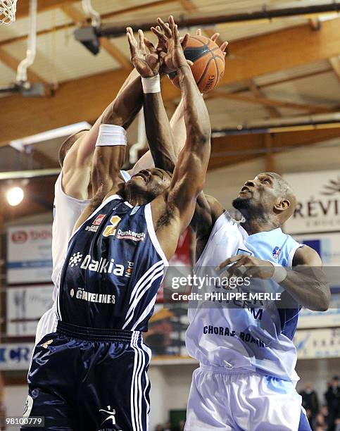 Graveline�s guard Tony Stanley vies with Roanne's center Uche Nsonwu-Amadi during their French ProA basket-ball match Roanne vs Gravelines on March...