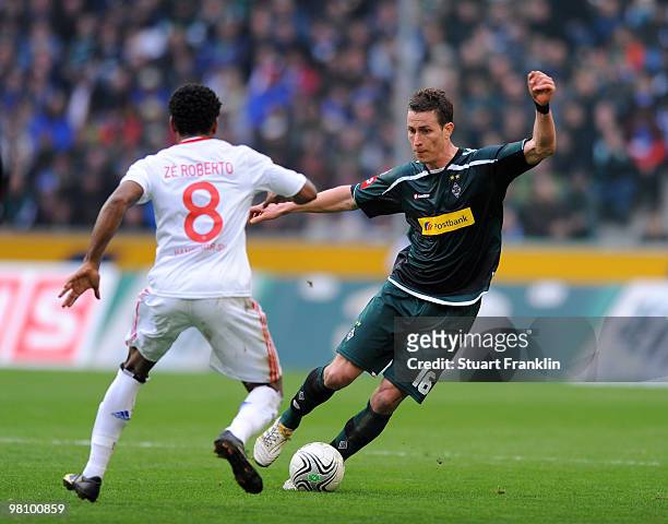 Ze Roberto of Hamburg is challenged by Rob Friend of Gladbach during the Bundesliga match between Borussia Moenchengladbach and Hamburger SV at...