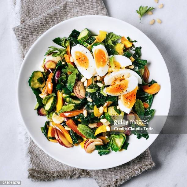 fresh salad with boiled eggs - square plate stock-fotos und bilder