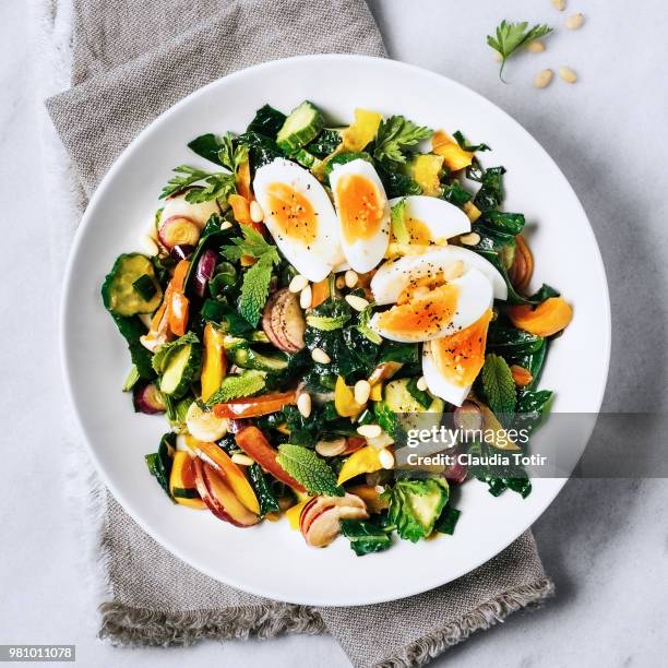 fresh salad with boiled eggs - comida vegetariana fotografías e imágenes de stock