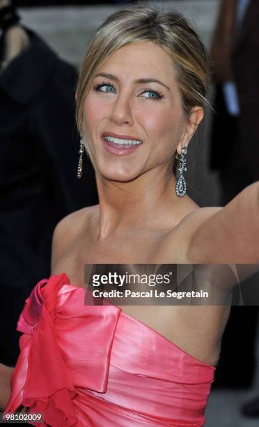 Actress Jennifer Aniston arrives to attend the Premiere of the film "Le chasseur de Primes" at Cinema Gaumont Marignan on March 28, 2010 in Paris,...