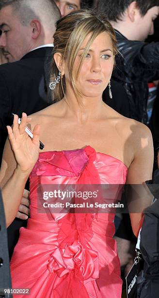 Actress Jennifer Aniston arrives to attend the Premiere of the film "Le chasseur de Primes" at Cinema Gaumont Marignan on March 28, 2010 in Paris,...