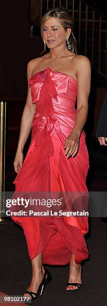 Actress Jennifer Aniston arrives to attend the Premiere of the film "Le chasseur de Primes" at Cinema Gaumont Marignan on March 28, 2010 in Paris,...