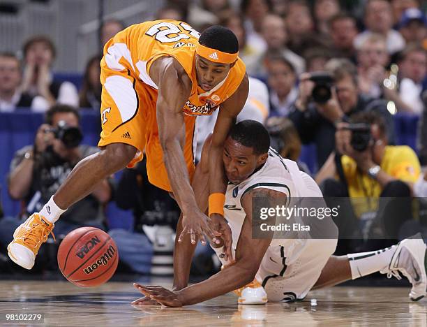 Scotty Hopson of the Tennessee Volunteers and Delvon Roe of the Michigan State Spartans scramble for the loose ball during the midwest regional final...