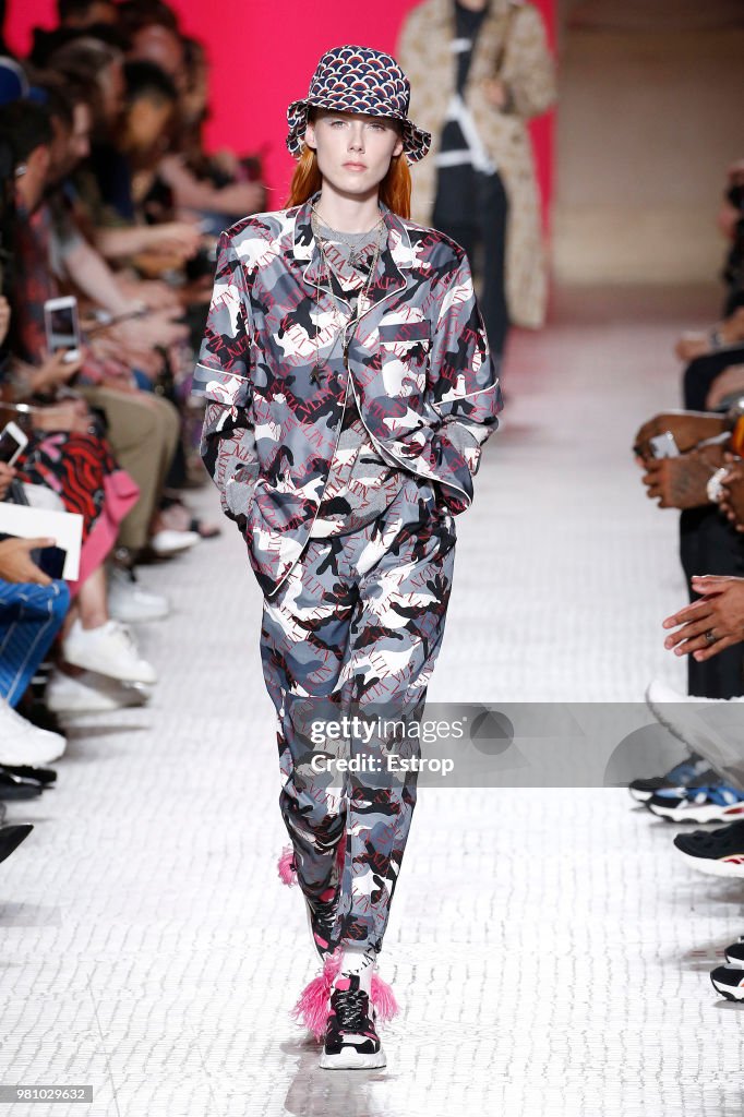 Valentino : Runway - Paris Fashion Week - Menswear Spring/Summer 2019