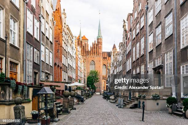 mariacka street and st. mary's church in the old town of gdansk, poland - mary moody stock-fotos und bilder