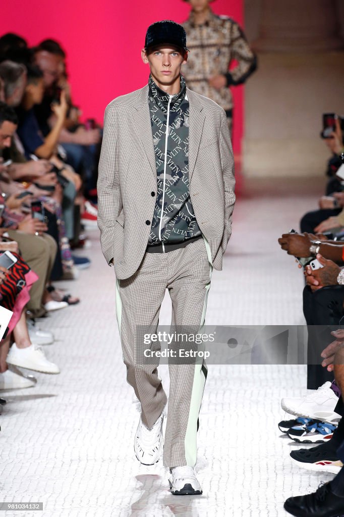 Valentino : Runway - Paris Fashion Week - Menswear Spring/Summer 2019