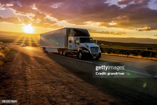 semi-lkw auf einer autobahn in der abenddämmerung mit wolkengebilde - lkw reifen stock-fotos und bilder