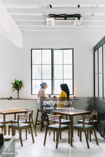 freunde im chat in einem cafe - asian family cafe stock-fotos und bilder