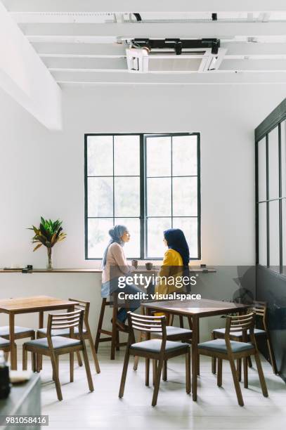 vrienden chatten in een cafe - asian family cafe stockfoto's en -beelden