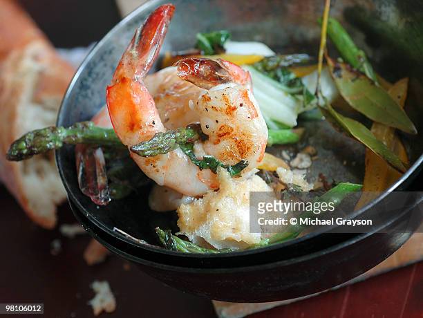 rustic shrimp - shrimp and grits stock-fotos und bilder