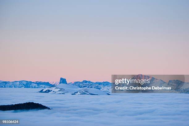 mont aiguille and vercors - parc naturel régional du vercors photos et images de collection