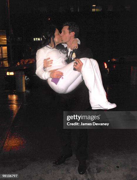 Bethenny Frankel and Jason Hoppy arrive at their hotel after their wedding at Four Seasons Restaurant on March 28, 2010 in New York, New York.