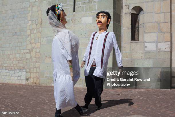 wedding dancers in oaxaca - geraint rowland fotografías e imágenes de stock