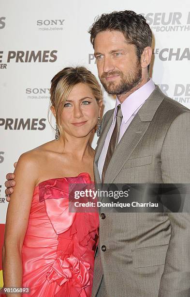 Actress Jennifer Aniston and Actor Gerard Butler pose as they attend the Premiere of the film 'Le chasseur de Primes' at Cinema Gaumont Marignan on...