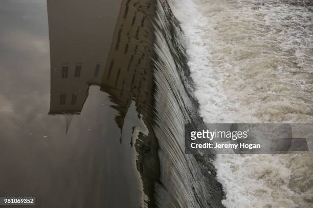water in the cannon river flows over a low head dam in northfield, minnesota - jeremy hogan foto e immagini stock