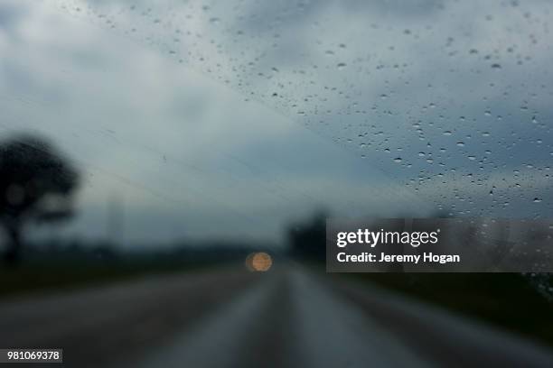 rural minnesota highway in the rain at dusk - jeremy hogan foto e immagini stock