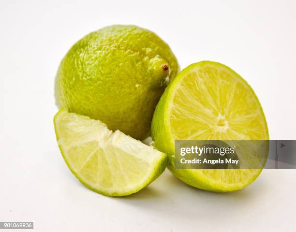 limes, cut and whole. - 5 am tag stock-fotos und bilder