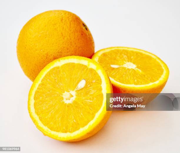 oranges, cut and whole. - 5 am tag stock-fotos und bilder