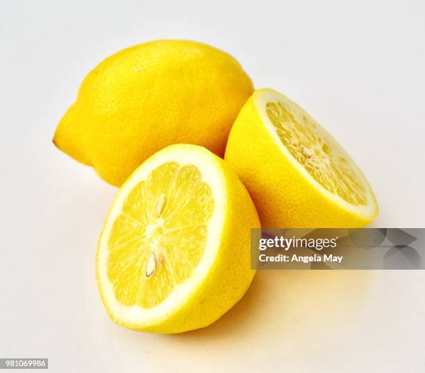 lemons, cut and whole. - 5 am tag stock-fotos und bilder