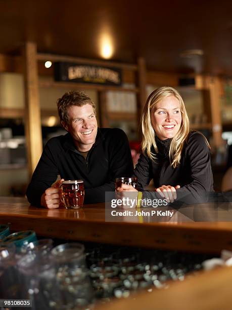 couple in bar - john p kelly fotografías e imágenes de stock