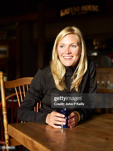 woman in cafe - john p kelly stockfoto's en -beelden