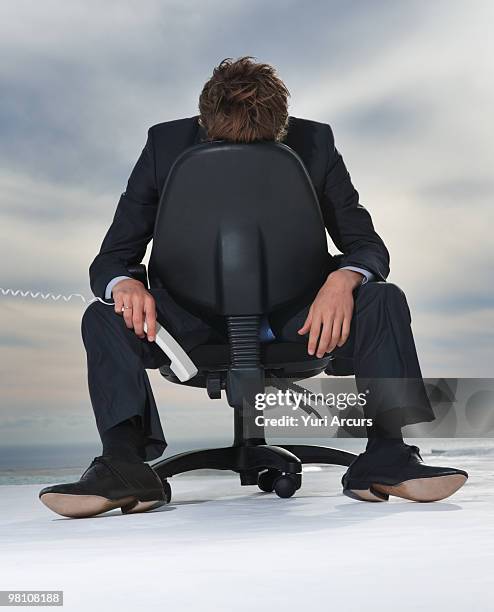 breakdown - junger geschäftsmann - mit dem gesicht nach unten stock-fotos und bilder