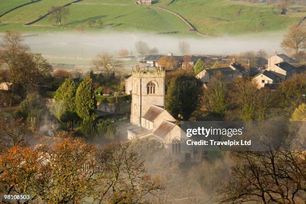 burnsall, wharfedale, yorkshire - newpremiumuk stockfoto's en -beelden