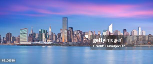 new york skyline and united nations building - travelpix stock pictures, royalty-free photos & images