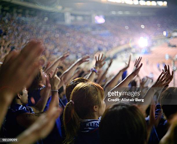 japanese football fans - サッカー　観客 ストックフォトと画像