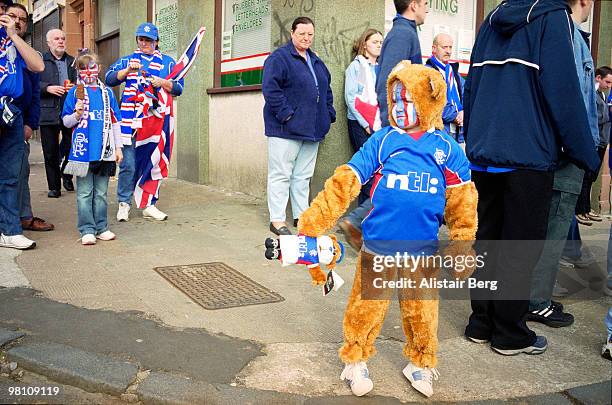 young football fan in fancy dress costume - bear suit 個照片及圖片檔