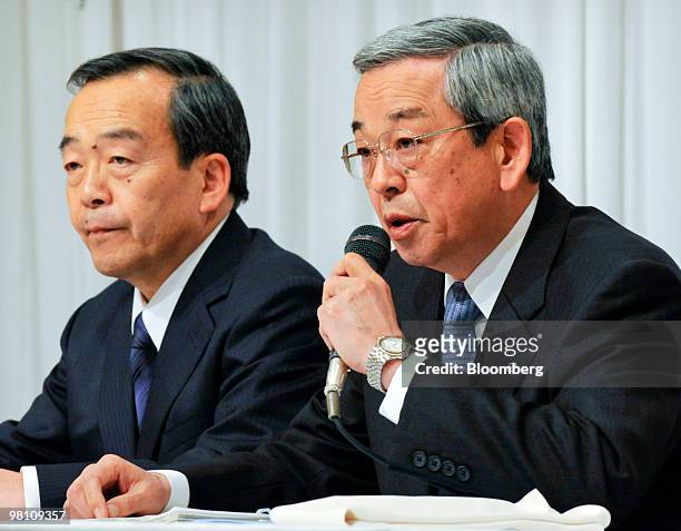 Takeshi Uchiyaimada, executive vice president of Toyota Motor Corp., left, listens to Masaharu Yamaki, vice president of Mazda Motor Corp., at a...