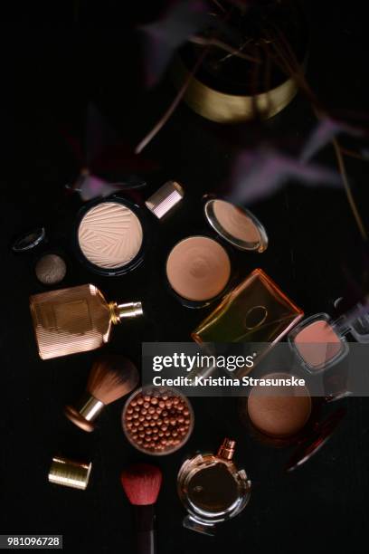 display of make-up items for summer - kristina strasunske fotografías e imágenes de stock