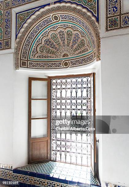 window at the palais de la bahia / bahia palace  - morocco interior ストックフォトと画像