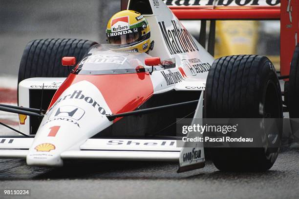 Ayrton Senna drives the Marlboro McLaren-Honda MP4/5 during the Italian Grand Prix on 10 September 1989 at the Autodromo Nazionale Monza near Monza,...