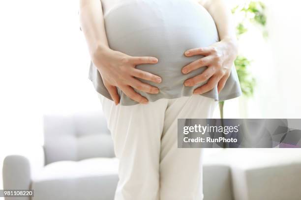 woman clutching bottom - woman hemorrhoids fotografías e imágenes de stock