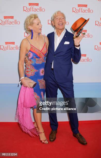 June 2018, Germany, Berlin: Jo Groebel, media scientist, and wife Grit Weiss arriving to the "Raffaello Summer Day" in support of the Arche...