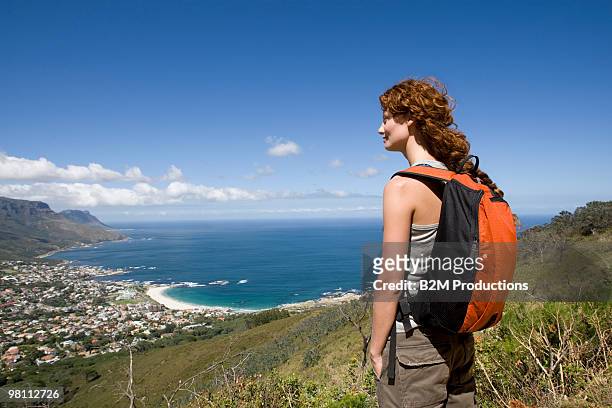 woman hiking - vista traseira a três quartos - fotografias e filmes do acervo