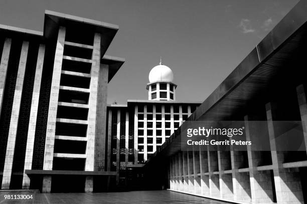 masjid istiqlal - istiqlal stock pictures, royalty-free photos & images