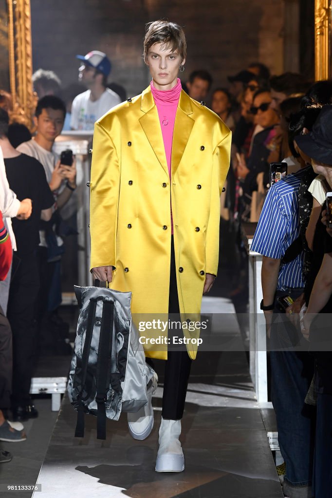 Raf Simons : Runway - Paris Fashion Week - Menswear Spring/Summer 2019