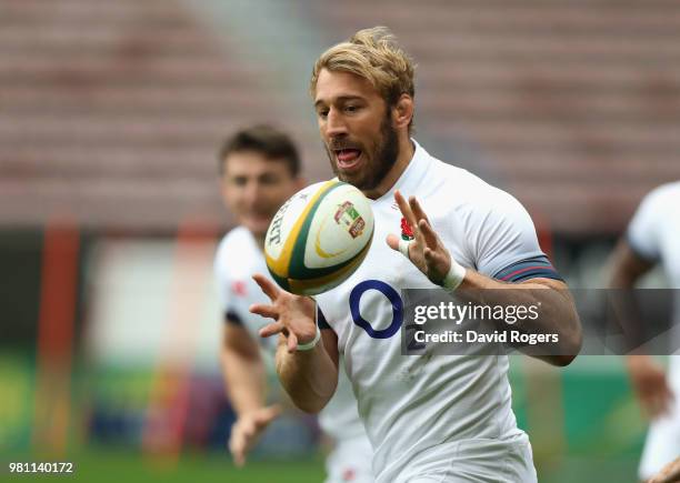 Chris Robshaw catches the ball during the England captain's run at Newlands Stadium on June 22, 2018 in Cape Town, South Africa.