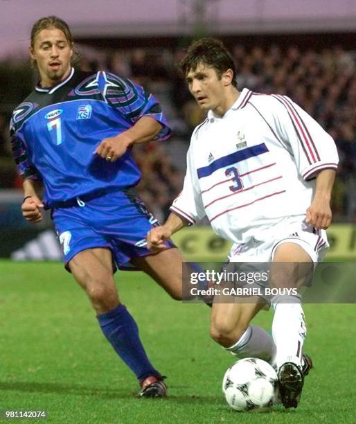 Le défenseur francais Bixente Lizarazu est aux prises avec le milieu de terrain islandais Helgi Kolvidsson, lors de la rencontre Islande-France,...