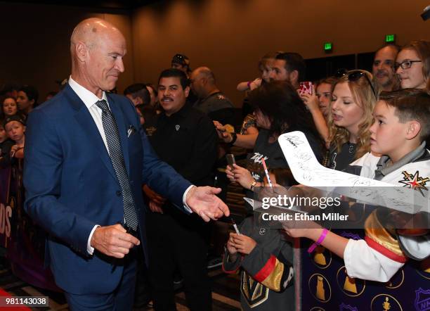 Hockey Hall of Fame member Mark Messier signs autographs for fans as he the 2018 NHL Awards presented by Hulu at the Hard Rock Hotel & Casino on June...