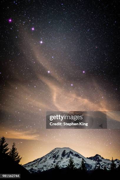 big dipper over rainier - big dipper stock-fotos und bilder