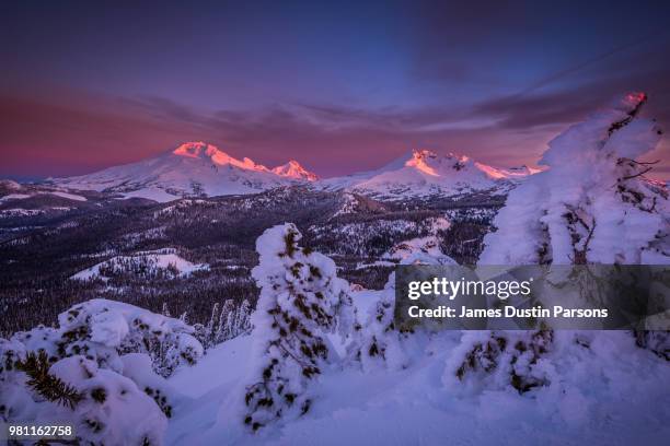 sunrise over snowy cascade mountains, oregon, usa - mt bachelor stock pictures, royalty-free photos & images