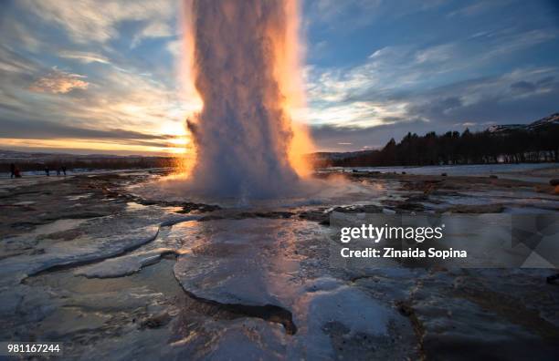 strokkur eruption, haukadalur, iceland - strokkur stock pictures, royalty-free photos & images