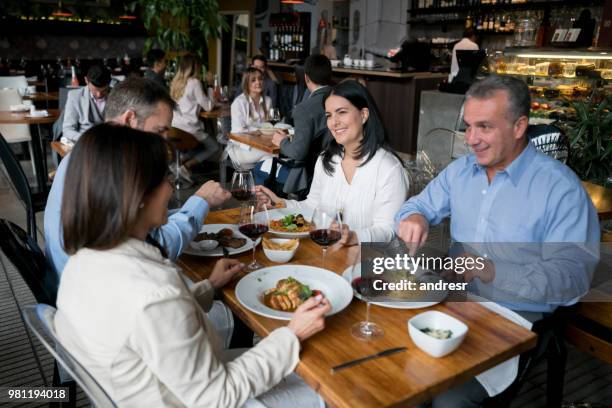 groep mensen eten in een restaurant - victory dinner stockfoto's en -beelden